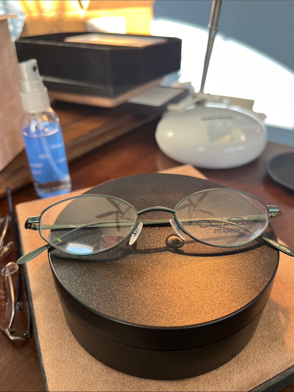 Oscar de la Renta LR119 Rare Green Titanium Vintage oval  “New” 47/17/135
Frame